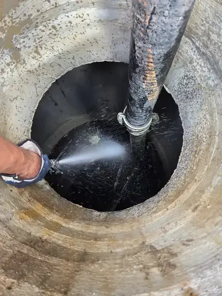 Czyszczenie separatora substancji ropopochodnych firmy Flo System