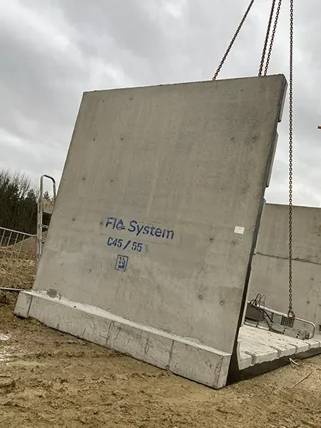Prefabrykowany moduł żelbetowego zbiornika Flo System podczas montażu na placu budowy